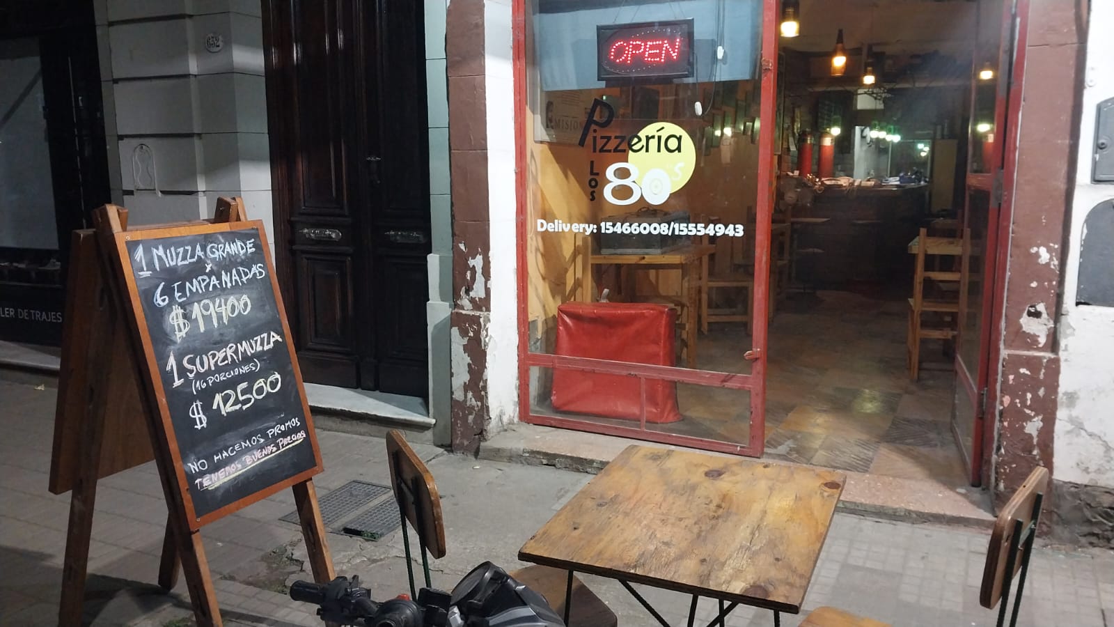 Frente de la pizzería Los 80's en Azul
